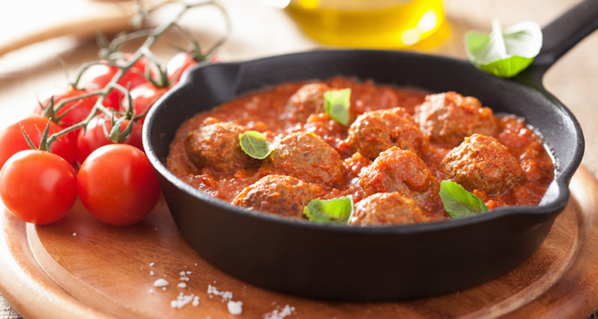 MEATBALLS WITH PEPPERS AND TOMATO DIP
